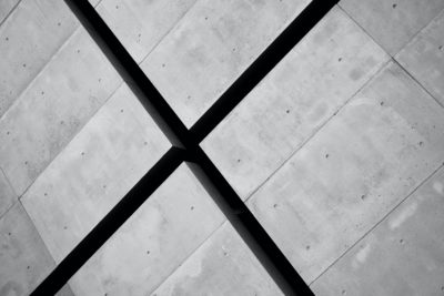 Concrete background for wire sawing